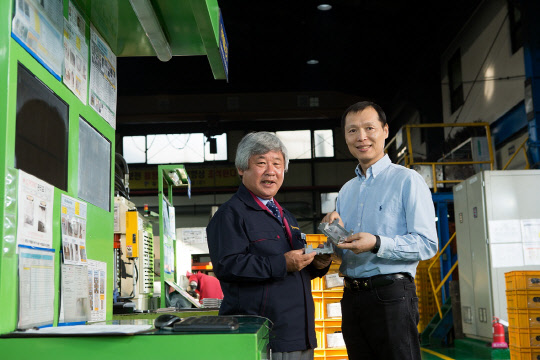 황호형 생기원 박사(오른쪽)과 오경택 동양다이캐스팅 대표가 인천 남동공단 내 동양다이캐스팅 생산라인에서 다이캐스팅 부품의 불량률 개선에 대해 이야기를 나누고 있다.  생기원 제공